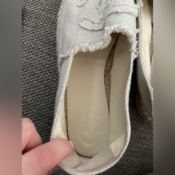 Excellent Condition Chanel White & Black Size 5 Espadrilles. 💕 - Picture 6 of 13